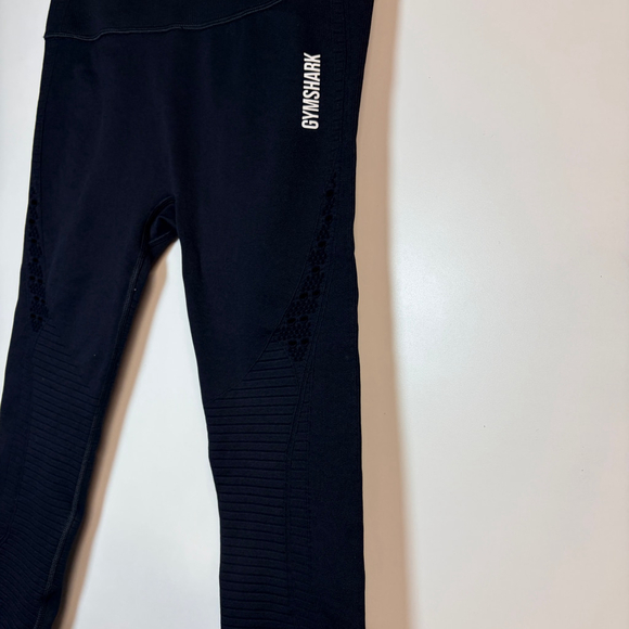 Women's Gymshark Black Cropped Cutout Leggings Size Medium, Excellent Condition - Picture 2 of 8